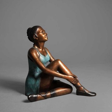 ESTUDIO ESCULTÓRICO DE UNA BAILARINA SENTADA 
meta