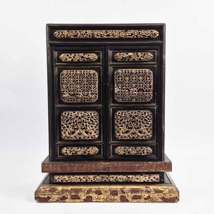UN ALTAR CHINO EBONIZADO DEL SIGLO XIX 
con elabor