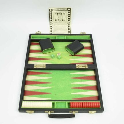 JUEGO DE BACKGAMMON 
en estuche, 38,5 cm x 28 cm x