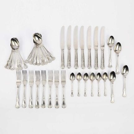 UNE IMPORTANTE COLLECTION DE COUVERTS EN ACIER INO