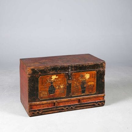 19TH CENTURY CHINESE LACQUERED TRUNK 
urn decorate