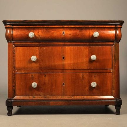19TH CENTURY CONTINENTAL WALNUT COMMODE 
with thre