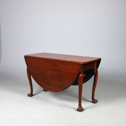 19TH CENTURY MAHOGANY DROP LEAF TABLE 
George III 