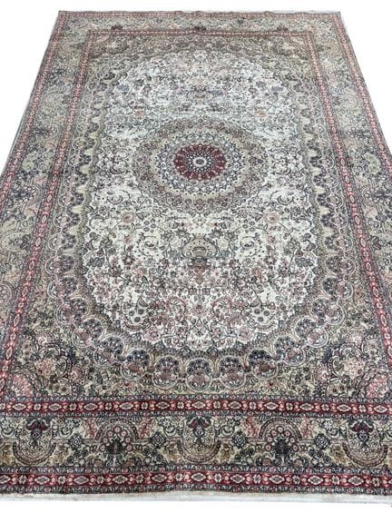 FINE PURE SILK HEREKE DESIGN CARPET 
275cm x 190cm