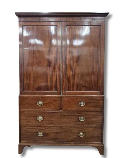 GEORGE III MAHOGANY LINEN PRESS 
the top with two 