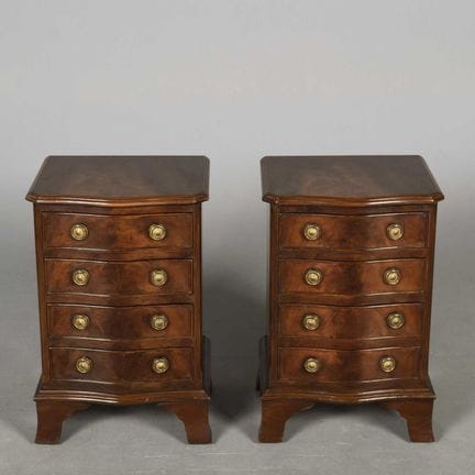 PAIR OF SERPENTINE BEDSIDE CHESTS (2) 
Georgian st