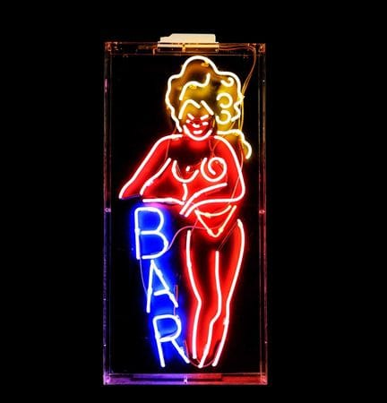 MUJER CON BAR NEÓN - LOS MERCENARIOS 4 
Neón azul,