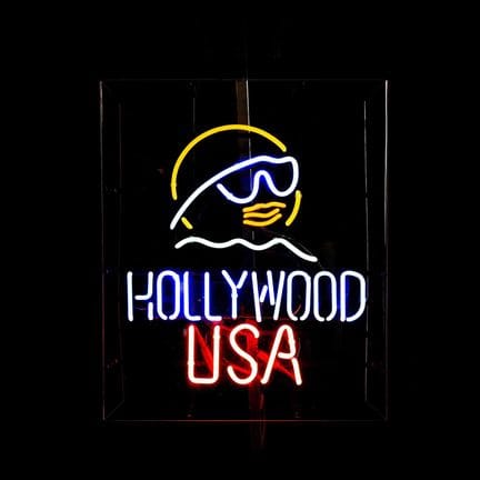 NEÓN «HOLLYWOOD USA» - JUDGE DREDD 
Aparece en la 