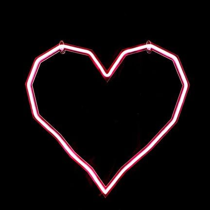 CORAZÓN ROSA LED - FIRST DATES 
Aparece en el popu