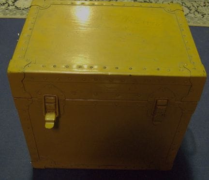 军务档案箱，赭石色，木制箱体配有金属五金件。箱盖上手写着“帝国档案 1914–1918”。高约 47