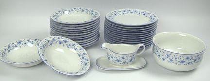 阿尔茨贝格“蓝花”餐具套装，包含12个深盘、12个浅盘、2个碗、1个大碗以及1个酱汁碗。部分部件有缺