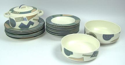 Mikasa Intaglio 品牌的“Life Style”餐具套装，包含9个深盘、7个浅盘、2个