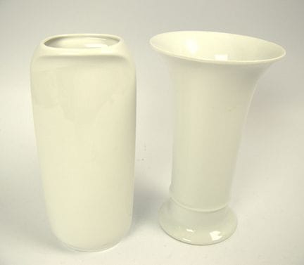 Dos jarrones de porcelana, «Kaiser». Uno con forma