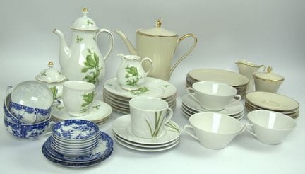 清仓处理的剩余瓷器，包括茶壶、茶杯、餐盘、奶壶等餐具。图案和品牌各异。为二手状态，部分有缺口。
