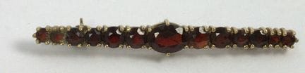 Art Nouveau brooch, 333 yellow gold set with garne