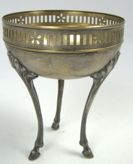 Cuenco decorativo antiguo sobre tres patas curvada