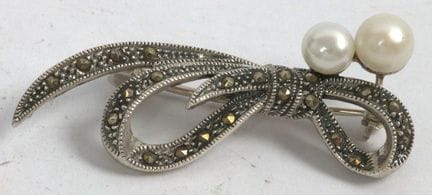 "Loops" brooch, set with two genuine pearls. 925 s