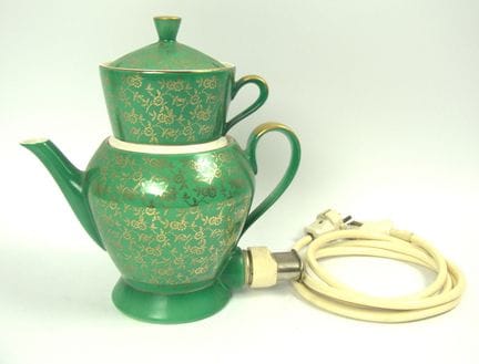 1950年代/1960年代的电瓷“Aromator”。绿色釉面，饰有精致的金色花卉纹样，把手和盖子上