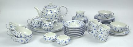 阿尔茨贝格“蓝花”茶具/摩卡套装，包含6只带托盘的摩卡杯、1只茶壶、6只带托盘的茶杯、2个烛台、6个