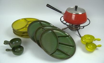 陶瓷火锅套装，包含六个分隔盘、六个带手柄的小碗/蘸料碗、一个火锅锅以及一个保温架。其中芥末黄3件，橄