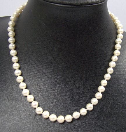 Natural pearl necklace with a 925 silver clasp.