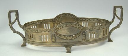 Jardinière Art nouveau, en laiton. Verre manquant.
