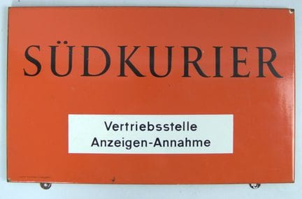 地区日报《SÜDKURIER》“广告受理处”的公司招牌。橙色搪瓷底，黑色字体。Boos &amp; 