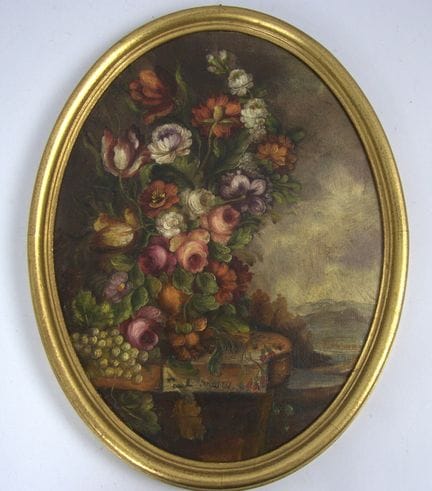 古典大师风格的花卉静物画，“由五彩玫瑰、郁金香和葡萄组成的丰盈花束”，配以椭圆形、简约的金色画框。尺