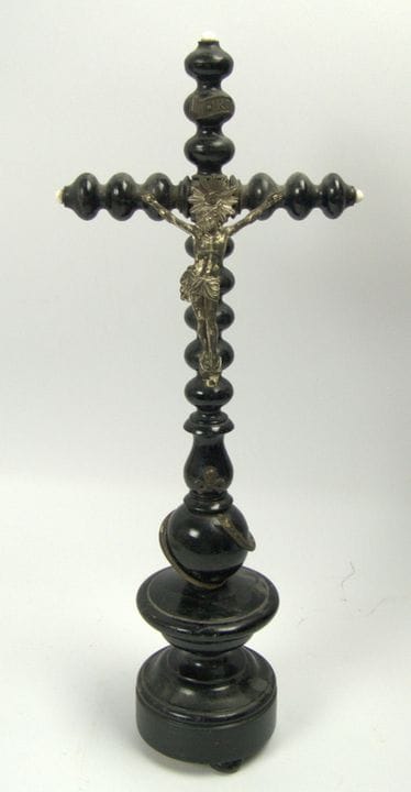 Crucifix ancien sur pied, conçu comme un « memento