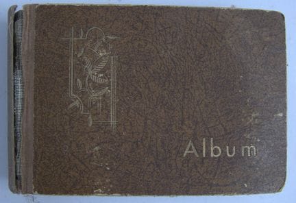 Kleines Album gefüllt mit ca. 72 Karten, dabei Ans