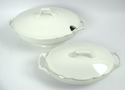 Dos soperas ovaladas de porcelana con tapa, sin ma