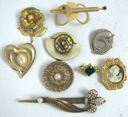 Lot of brooches and clips from a liquidation sale.