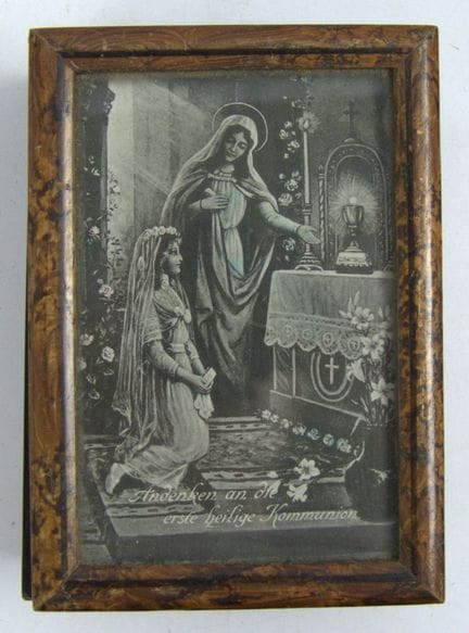 Coffret ancien en bois avec, sur le couvercle, une