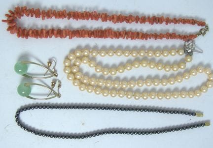 Lot of semi-precious stones and coral.