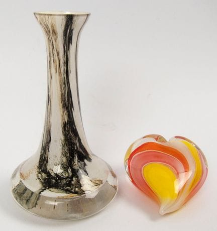 A collection of Lot glass pieces, including a vase