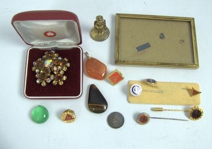 Lote de bisutería, insignias y una medalla de plat