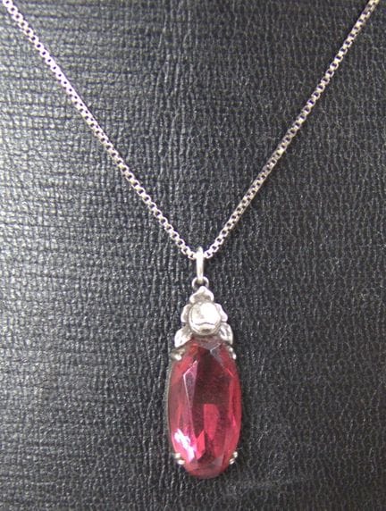 A 925 silver chain with a pendant.