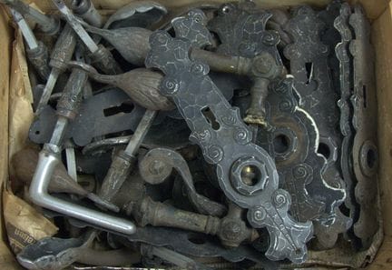 Colección de herrajes para puertas y pomos con rel