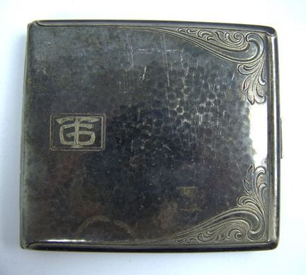 Caja de cigarrillos de alpaca y plata con el monog