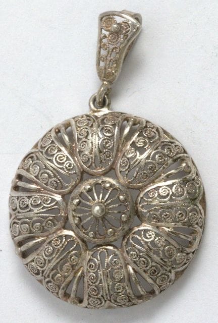 Delicate pendant, hallmarked silver.