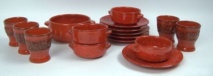 红色陶瓷餐具，1970年代。包括五只杯子、六只盘子、四只小碗和一只大碗。二手品，有缺口。