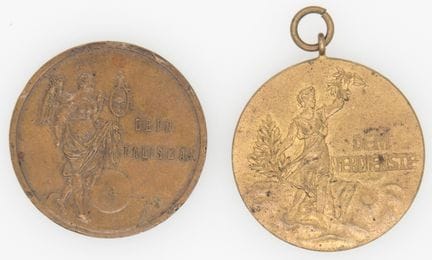 Dos medallas talismán, diámetro: unos 40 mm.
