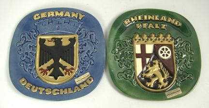 Dos platos decorativos de cerámica de Weilerbach, 