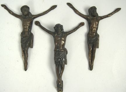 Trois corps du Christ anciens en métal, à fixer su