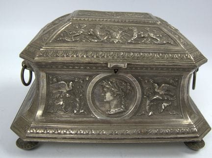 Caja antigua para joyas de estilo neorrenacentista
