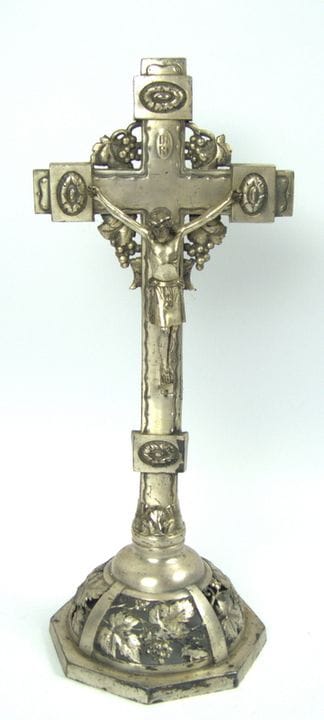 Crucifix sur pied, en métal argenté, orné de vigne