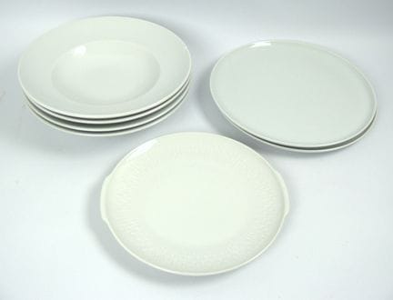 一批瓷器，包括意面盘和各种蛋糕盘。共计7件。有缺口。