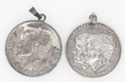 Dos personas. Medallas: 1 con la inscripción «J. F