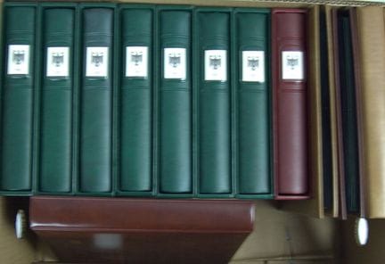 Lot FDCs in Bananenkiste. Insgesamt 12 Alben.