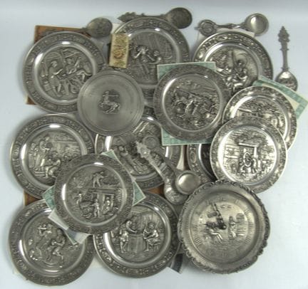 Lot d'assiettes et de cuillères de collection en é
